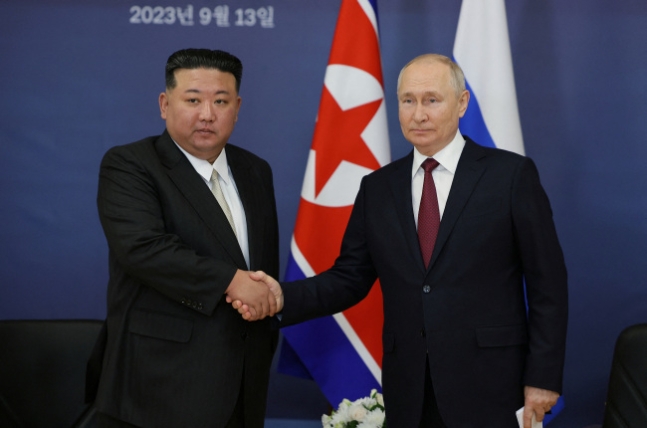 2019년 9월 13일 김정은 북한 국무위원장(왼쪽)과 블라디미르 푸틴 러시아 대통령이 보스토치니 우주기지에서 회담을 하기에 앞서 악수하고 있다. 로이터=연합뉴스