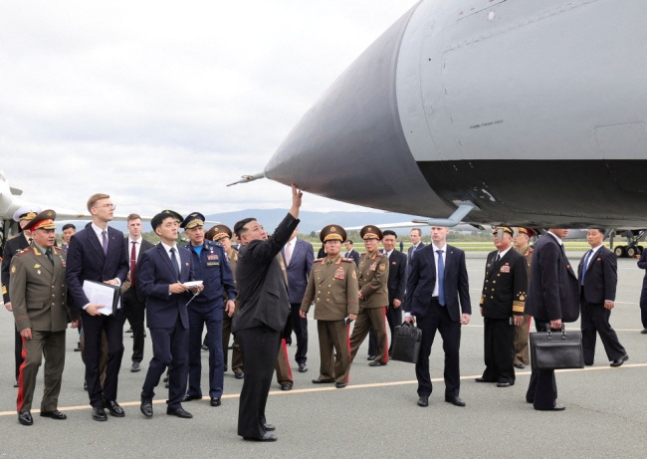 2019년 9월 16일 김정은 북한 국무위원장이 러시아 연해주 블라디보스토크 크네비치 비행장에서 미그-31 전투기에 장착된 극초음속 미사일 킨잘을 직접 만져보고 있다. 로이터=연합뉴스