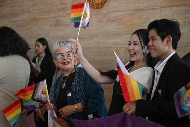 성소수자 당사자들이 18일(현지시간) 태국 상원의 결혼평등법 표결에 앞서 의회에 모였다. AFP연합뉴스