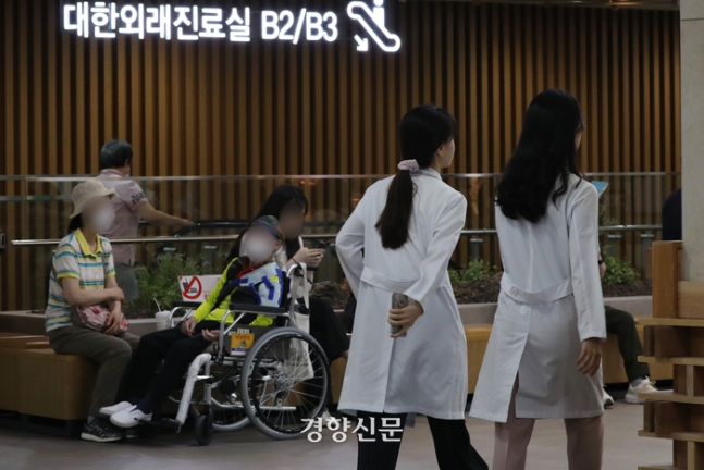 서울대 의대 교수들이 무기한 휴직을 시작한 지난 17일 서울 종로구 서울대학교병원에서 의료진이 걸어가고 있다. 정효진 기자