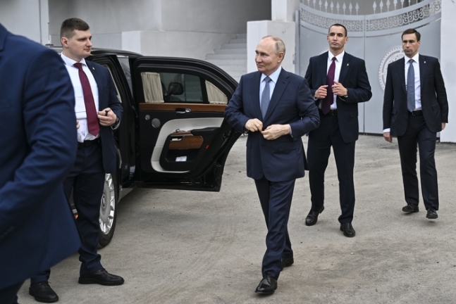 블라디미르 푸틴 러시아 대통령이 18일(현지시간) 러시아 극동 사하공화국 야쿠츠크를 방문하고 있다. AP연합뉴스