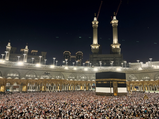 무슬림들이 18일(현지시간) 이슬람 성지순례(하지)를 위해 사우디아라비아 메카의 그랜드 모스크를 방문했다. 로이터연합뉴스