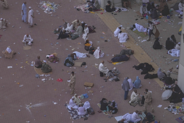 이슬람 성지순례(하지)를 위해 사우디아라비아를 찾은 무슬림들이 18일(현지시간) 메카 인근 미나에서 휴식을 취하고 있다. AP연합뉴스