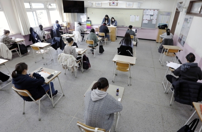 서울 서초구의 한 학교에서 2022년 국가공무원 9급 공개경쟁채용 필기시험이 치러지고 있다. 인사혁신처 제공