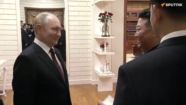 김정은 북한 국무위원장이 블라디미르 푸틴 러시아 대통령과 악수하고 있다. 출처 스푸트니크 통신 트위터