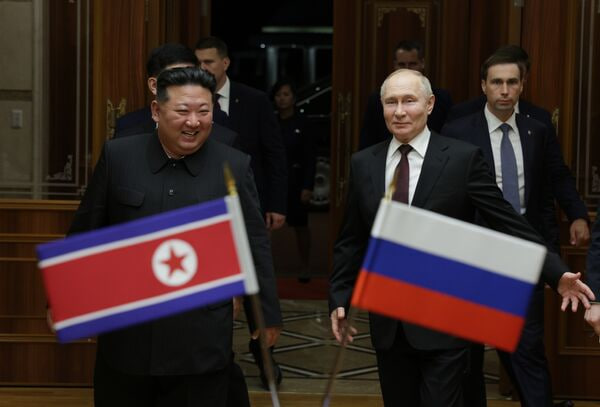 19일 북한 평양에서 만난 김정은 북한 국무위원장(왼쪽)과 블라디미르 푸틴 러시아 대통령. 사진 스푸트니크 통신 트위터