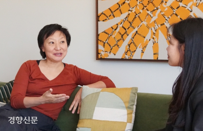캐시 박 홍 UC버클리대 교수가 지난달 28일 미국 캘리포니아 버클리 자택에서 김희진 경향신문 기자와 대담을 하고 있다. 버클리 | 이창준 기자