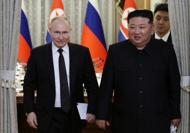 블라디미르 푸틴 러시아 대통령(왼쪽)과 김정은 북한 국무위원장이 지난 19일 평양 금수산 영빈관에서 함께하고 있다. 로이터·연합뉴스