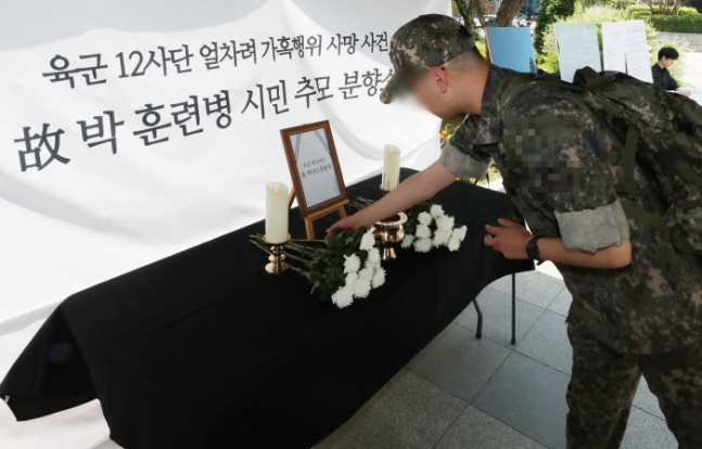 헌화하는 장병 군기훈련(얼차려)을 받다 숨진 육군 12사단 박모 훈련병을 추모하기 위해 19일 서울 용산구 용산역 광장에 마련된 시민 분향소에서 한 군인이 헌화하고 있다. 한수빈 기자 subinhann@kyunghy