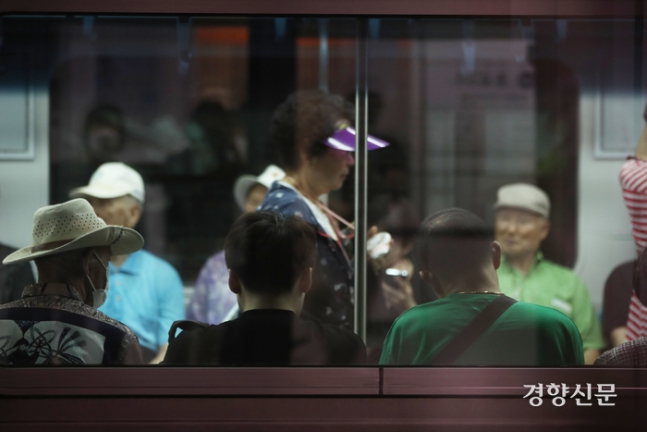 30도가 넘는 폭염으로 온열질환자가 속출한 지난해 7월 서울 지하철 1호선 전동차 안의 승객들 모습. 한수빈 기자