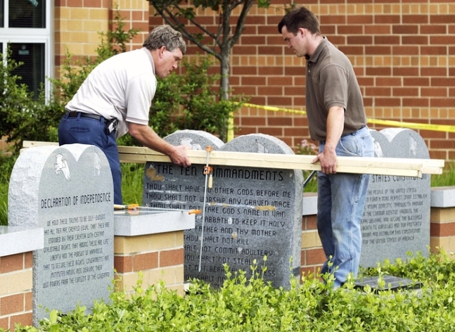 2003년 6월 미국 오하이오주 웨스트유니언의 한 고등학교에서 십계명이 쓰인 비석이 철거되고 있다. AP연합뉴스