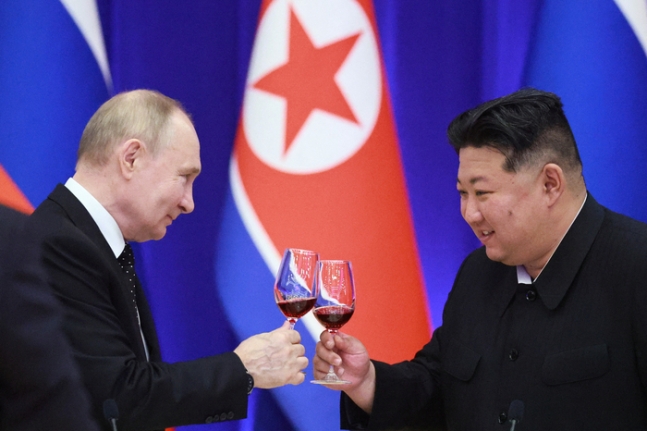 블라디미르 푸틴 러시아 대통령(왼쪽)과 김정은 북한 국무위원장이 19일(현지시간) 북한 평양에서 열린 국빈 만찬에 참석하고 있다. 로이터연합뉴스