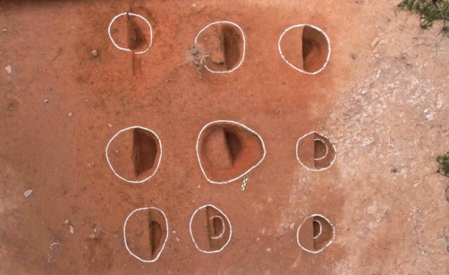 ‘해남 거칠마 토성’ 발굴조사에서 확인된 기둥 구멍들. 삼한시대 ‘소도’와 관련된 ‘입대목’의 흔적으로 추정되기도 한다. 국가유산청 제공