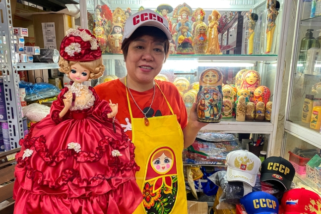 러시아 기념품을 수집하고 판매하는 한 주민이 지난 16일(현지시간) 베트남 하노이에 있는 자신의 가게에서 인형을 들어보이고 있다. 로이터연합뉴스