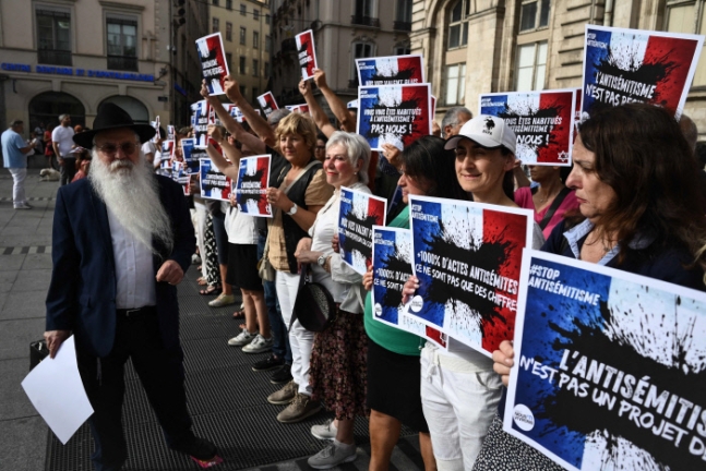 프랑스 리옹 시민들이 파리에서 발생한 ‘12세 유대인 소녀 성폭력 사건’에 항의해 19일(현지시간) 시내 광장에서 반유대주의 범죄를 규탄하는 시위를 하고 있다. AFP연합뉴스
