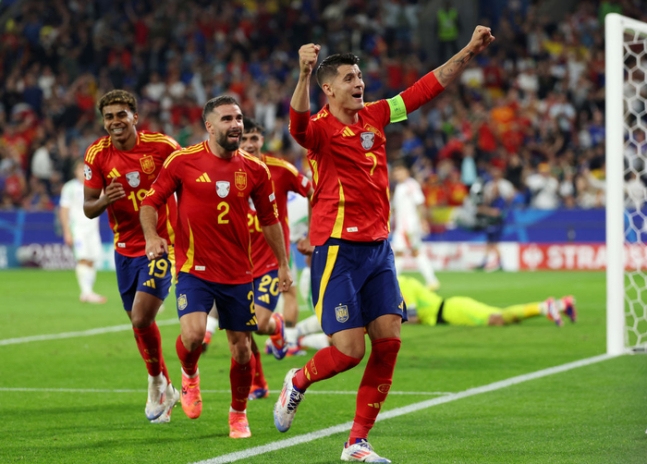 ‘신형 함대’가 ‘디펜딩 챔피언’을 말 그대로 압도했다. 스페인이 이탈리아를 상대로 아쉬운 결정력에도 압도적인 경기를 펼치며 1-0 승리를 거두고 16강 진출을 확정 지었다. Getty Images