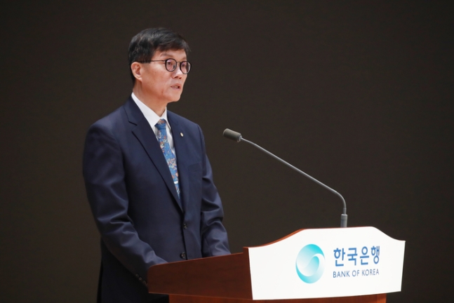 이창용 한국은행 총재가 지난 12일 서울 중구 한국은행에서 열린 한국은행 창립 제74주년 기념식에서 기념사를 낭독하고 있다. 한국은행 제공.