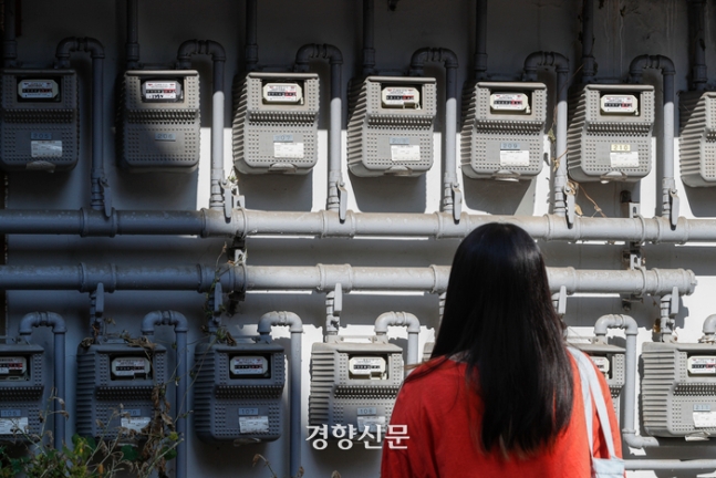 서울 도심의 주택가에서 한 주민이 도시가스 계량기를 살펴보고 있다./문재원 기자