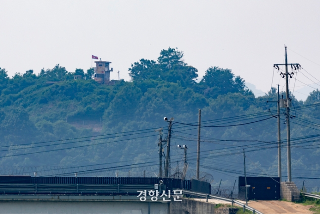 지난 10일 경기 파주 접경지역에서 바라본 북한군 초소에 적막감이 감돌고 있다. 문재원 기자