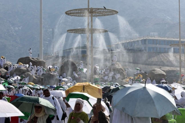 이슬람 성지순례 기간을 맞아 지난 15일(현지시간) 사우디아라비아 아라파트산에서 더위를 식히기 위해 물이 분사되고 있다. AFP연합뉴스