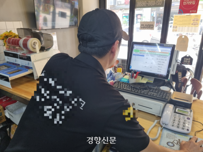 서울 강동구에서 배달 전문 매장을 운영하고 있는 윤지훈씨(46)가 21일 첫 배달 주문을 접수하고 있다. 강한들 기자