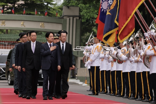 지난 16일(현지시간) 대만 가오슝에서 열린 육군사관학교 100주년 기념행사에서 라이칭더 대만 총통이 의장대를 사열하고 있다. EPA연합뉴스
