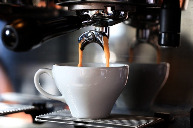 디카페인 커피를 찾는 소비자가 늘어나며 이제 대부분의 커피전문점에서 ‘디카페인 옵션’을 주문할 수 있게 됐다. 사진은 에스프레소를 추출하고 있는 이미지. 픽사베이