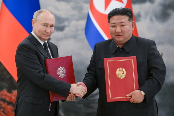 블라디미르 푸틴 러시아 대통령(왼쪽)이 지난 19일 북한을 방문해 김정은 위원장과 정상회담을 개최한 뒤 ‘포괄적 전략적 동반자 관계 조약’에 서명했다. 타스통신=연합뉴스