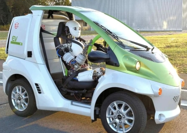 일본 도쿄대 연구진이 개발한 로봇 운전사 ‘무사시’가 1인승 전기자동차를 운전하고 있다.  도쿄대 연구진 제공