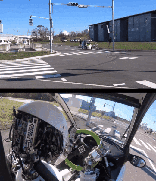 도쿄대 연구진이 개발한 로봇 운전사 ‘무사시’가 교차로를 통과 중이다. 아직은 사람 운전자에 비해 움직임이 상당히 느리다. 됴쿄대 연구진 제공