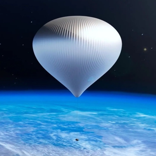 스페인 기업 EOS-X 스페이스가 개발한 관광용 캡슐이 대형 풍선에 매달려 상승하는 상상도. 풍선 안에는 헬륨 가스가 들어 있다. EOS-X 스페이스 제공