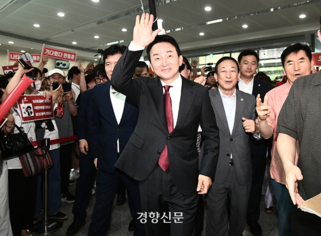 원희룡 전 국토교통부장관이 23일 오후 서울 여의도 국회 소통관에 지지자들의 응원을 받으며 입장하고 있다. 문재원 기자