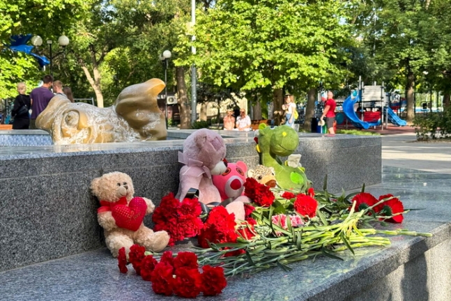 23일(현지시간) 우크라이나 미사일 공습으로 숨진 희생자를 추모하기 위한 물품이 크름반도 세바스토폴 콤소몰스키 공원에 놓여있다. 타스연합뉴스