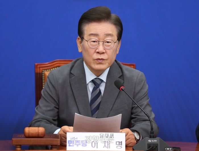 [속보] <b>이재명</b> 민주당 대표직 사퇴…연임 도전 의사