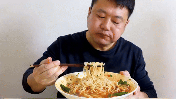 국수 먹는 남성의 모습을 영상 생성 서비스 ‘클링’이 제작한 동영상. 클링 제공