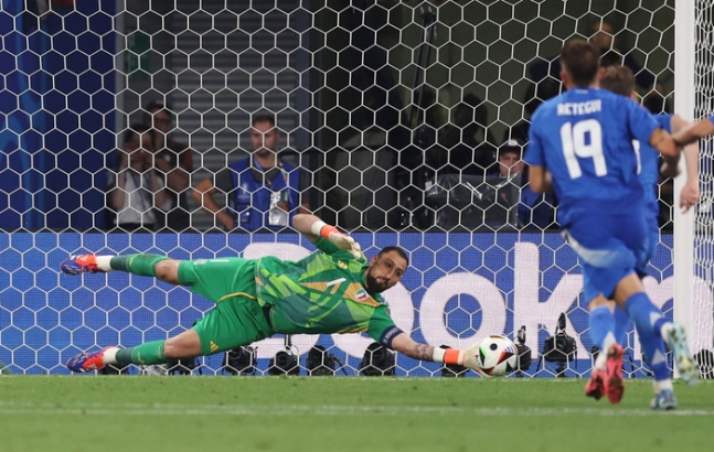 후반 9분 크로아티아 루카 모드리치의 페널티킥을 막아내는 이탈리아 잔루이지 돈나룸마 골키퍼. Getty Images