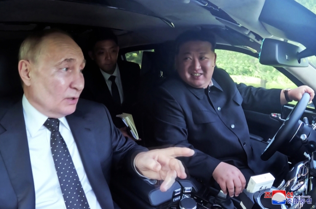 지난 19일 김정은 북한 국무위원장이 푸틴 러시아 대통령과 금수산영빈관 정원구역에서 시간을 함께 보내며 친교를 다졌다고 조선중앙통신이 20일 보도했다. 푸틴 대통령이 김 위원장에게 선물한 아우르스 차량을 서로 번갈아