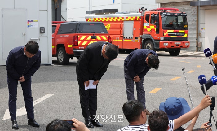 <b>아리셀 대표</b> 대국민 사과…“유족께 깊은 애도와 사죄”[화성 리튬전지 공장 ...
