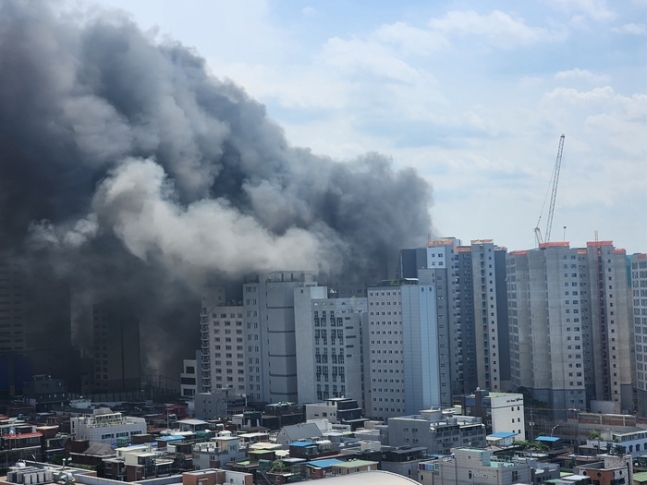 25일 서울 동대문구 이문동 한 아파트 공사장에서 불이 나 검은 연기가 치솟고 있다. 연합뉴스