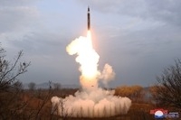 김정은 북한 국무위원장이 새로 개발한 극초음속 활공비행 전투부를 장착한 새형의 중장거리 고체탄도 미사일 ‘화성포-16나’ 형의 첫 시험발사를 지난 2일 현지 지도했다고 조선중앙통신이 지난 4월 3일 보도했다. 통신은
