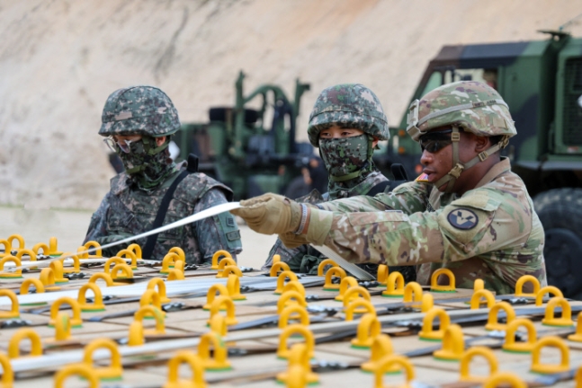 한·미 장병들 ‘합동지속지원훈련’ 경기 포천시 일대에서 28일까지 실시되는 2024년 합동지속지원훈련에서 한·미 장병이 155㎜ 포탄을 결박하고 있다. 육군 5군단 제공