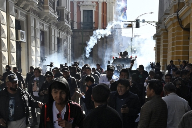 볼리비아군이 26일(현지시간) 볼리비아 대통령궁 앞에서 시민 해산을 위해 최루가스를 쏘고 있다. AFP연합뉴스