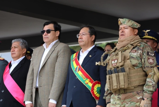 지난 18일(현지시간) 수니가 장군과 아르세 대통령이 군 행사에 참석해 나란히 서 있다. AFP연합뉴스/볼리비아 대통령실