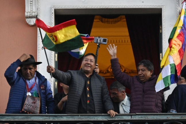 루이스 아르세 볼리비아 대통령이 26일(현지시간) 군사 쿠데타 세력이 대통령궁에서 3시간여 만에 철수한 뒤 발코니에 모습을 드러내 시민들에게 손을 흔들고 있다. AFP연합뉴스