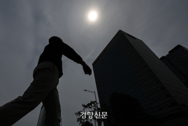 폭염이 지속되고 있는 27일 서울 광화문 네거리에서 시민들이 더위를 피해 발걸음을 재촉하고 있다. 성동훈 기자
