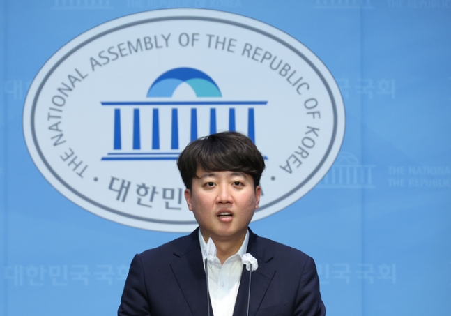 개혁신당 이준석 의원이 20일 국회에서 법안 관련 기자회견을 하고 있다. 연합뉴스