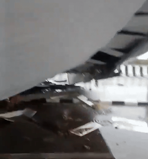 28일(현지시간) 인도 수도 뉴델리에 있는 인디라간디국제공항의 1터미널 지붕 일부가 무너져 있다. 엑스 갈무리