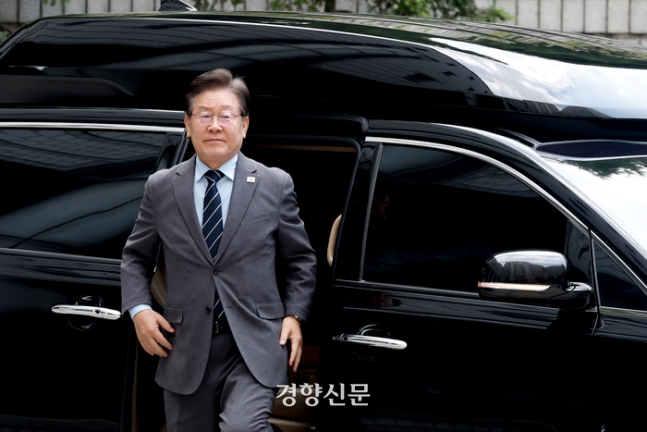 이재명 전 더불어민주당 대표가 28일 서울중앙지방법원에서 열린 공직선거법 위반 1심 속행 공판에 출석하고 있다. 문재원 기자