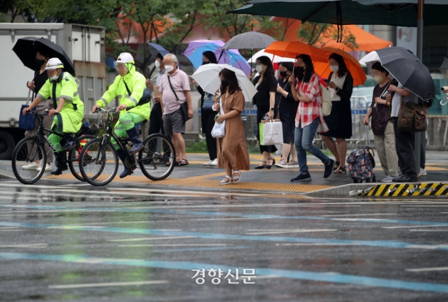 전국 곳곳에 장맛비가 내리기 시작한 2022년 6월23일 시민들이 우산을 쓴 채 서울 종로구 세종대로사거리 인근 횡단보도를 걸어가고 있다.  권도현 기자