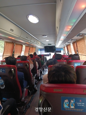 마곡사·한국문화연수원으로 향하는 버스에 참가자들이 탑승해 있다. 박채움 기자